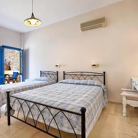 Anatoli & فندق ثيرا